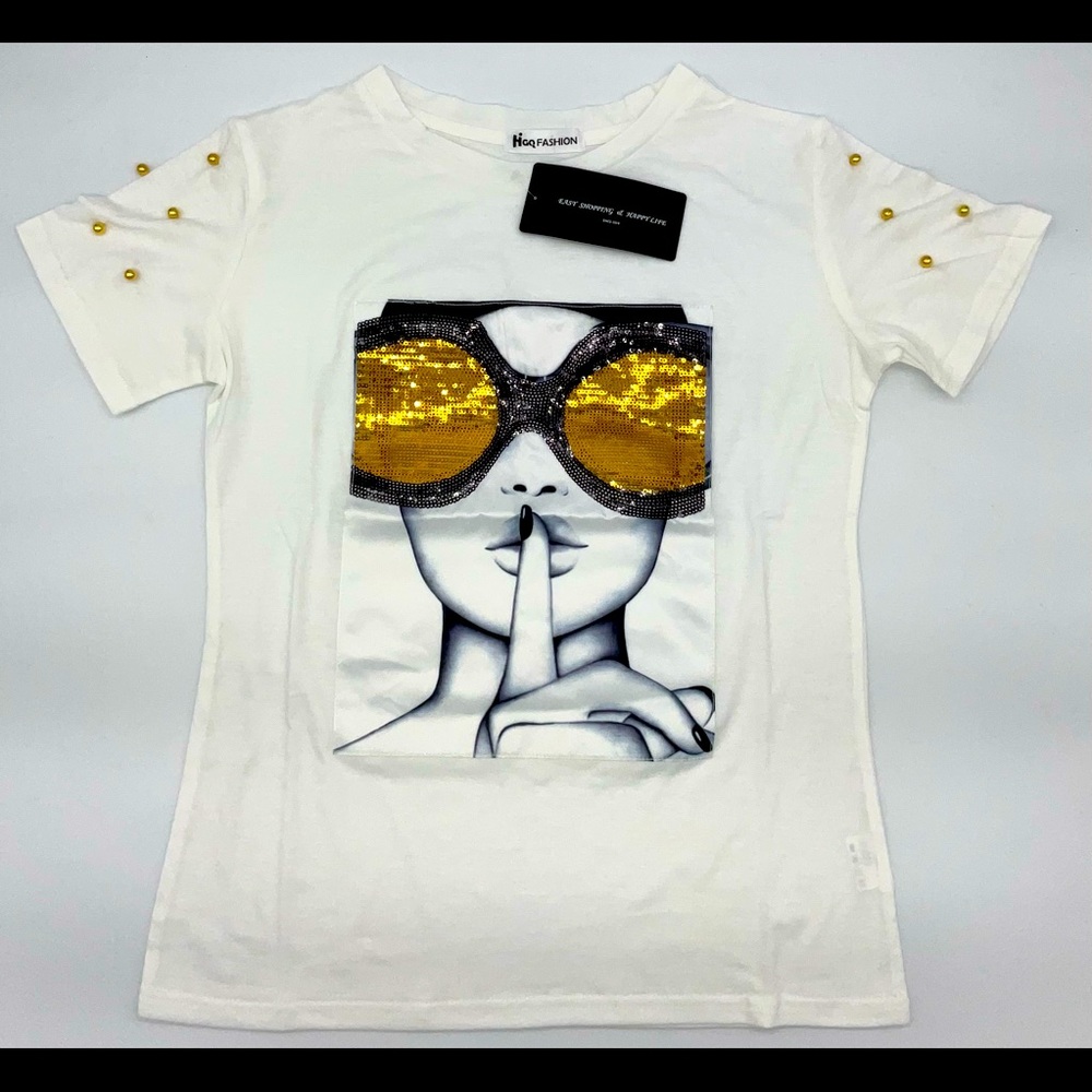 Women’s graphic tee.    0134